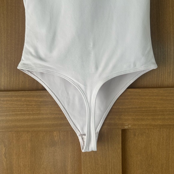 Aritzia Contour Baby Pink Crew Neck Sleeveless Thong Bodysuit Women’s size XS - Picture 8 of 11